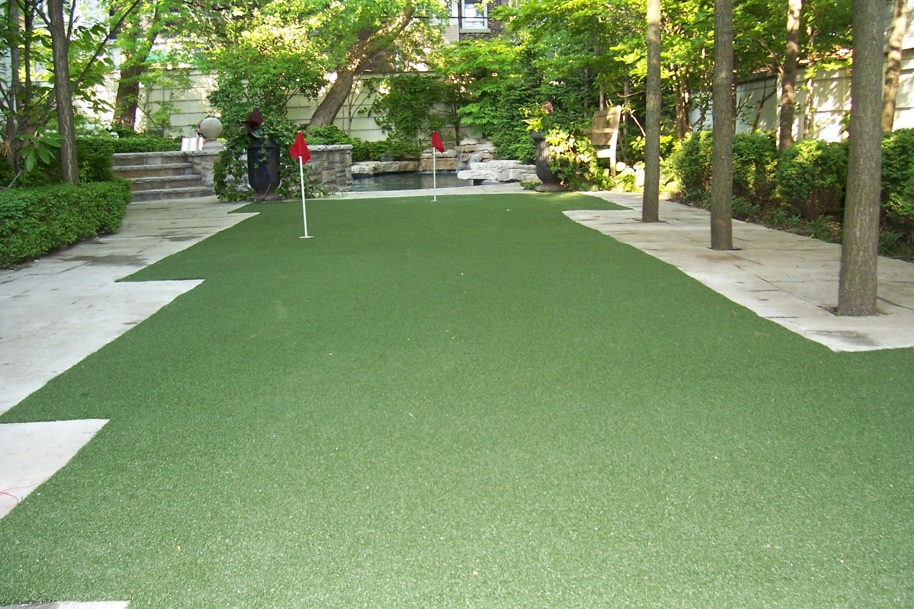 gorgeous putting green made of synthetic turf