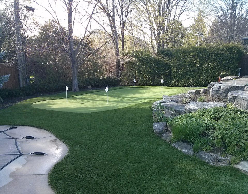 Toronto Beautifully landscaped artificial putting green in Oakville