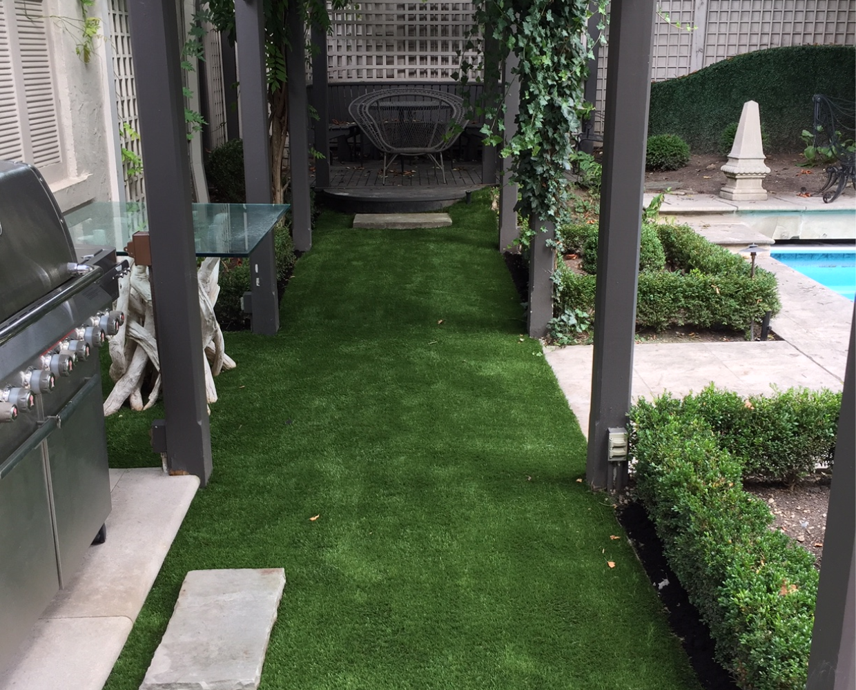 Beautiful pergola shades the artificial grass for total comfort
